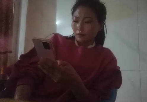 漂亮少妇 戴套 戴套搞不出来 吃快餐搞了个身材苗条性格不错的大姐 忽悠无套输出 内射}